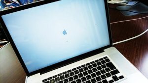 MacBook Pro りんごマークから進まない
